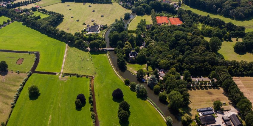 Luchtfoto van een landelijk gebied in Nederland