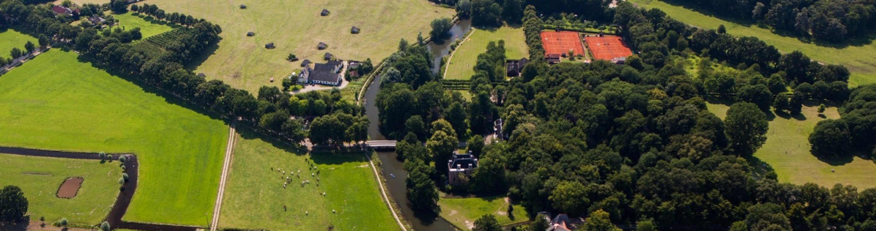 Luchtfoto van een landelijk gebied in Nederland